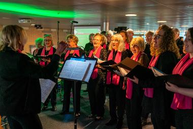 St Helens Singers in The World of Glass